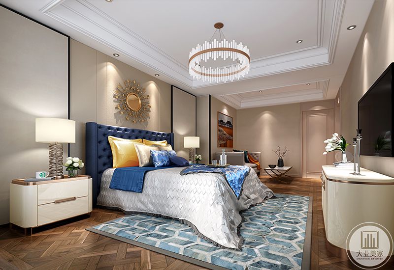 卧室效果图：交叉纹的原木色地板，浅蓝色的清新花纹地毯，方形的深蓝色软包床头，背景墙面是白  色的实木护墙，搭配简约的黑色线条和金属挂件装饰，舒适大方。