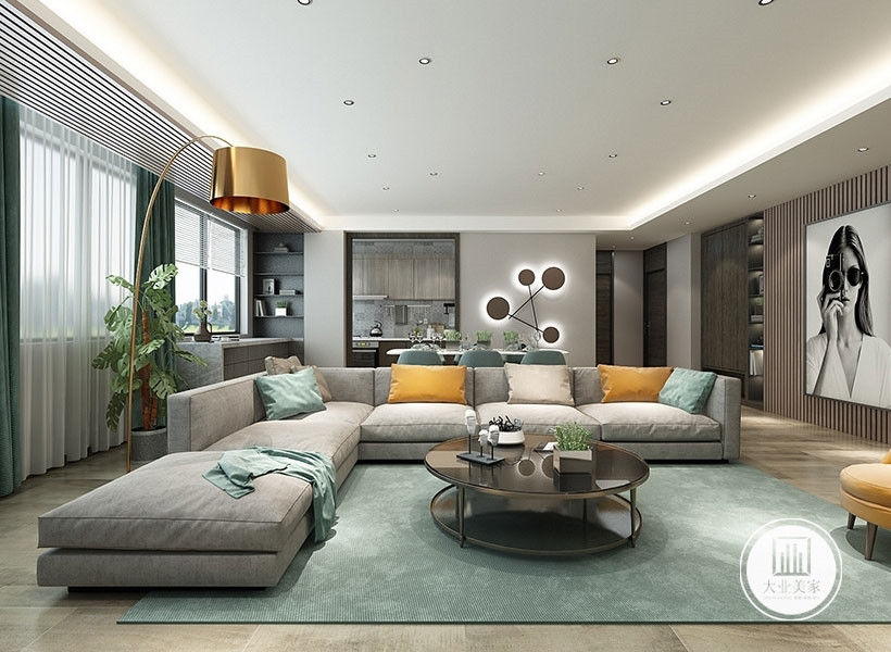 客厅效果图：客厅采用了一张L型的转角沙发，颜色为淡雅的灰色，加上绿色和黄色的抱枕，显得温馨优雅又不会过于呆板。地毯使用了灰绿色，与沙发相配，恬静舒适