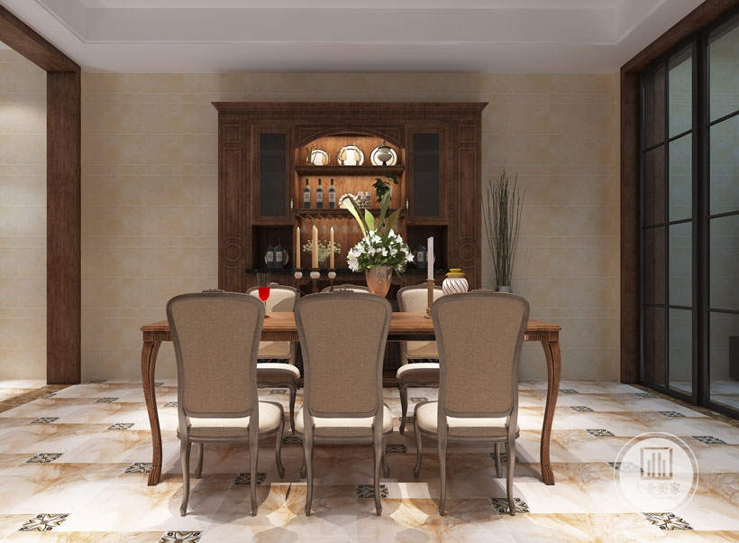 餐厅效果图：餐厅地面使用了温馨图案的浅色系地砖，木质的长桌，香槟色的布艺座椅，墙面也采用了同色系的瓷砖铺贴，中间是复古风格的木质展示架。