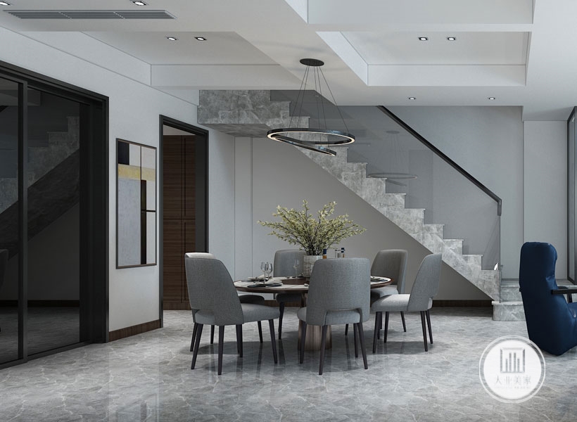 餐厅效果图：餐厅简洁的圆桌搭配灰色的布艺座椅，背后便是楼梯，采用了灰色地砖和透明玻璃结合的形式，木质扶手边框更加安全实用，组合型的吊灯搭配黑色的吊灯简洁明亮。